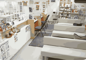 尾山の薬局内